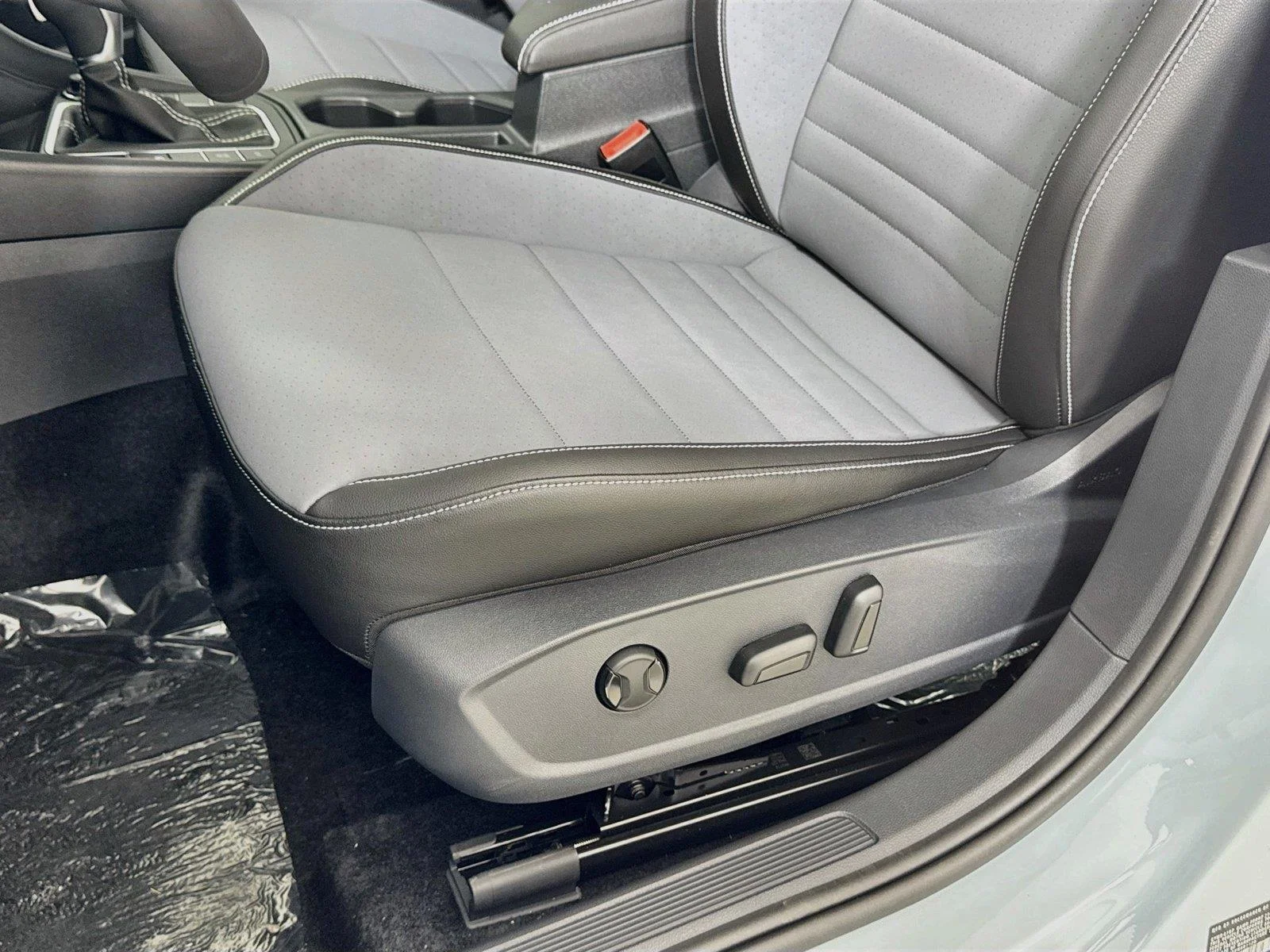 New 2027 GRAY Volkswagen SE image 19