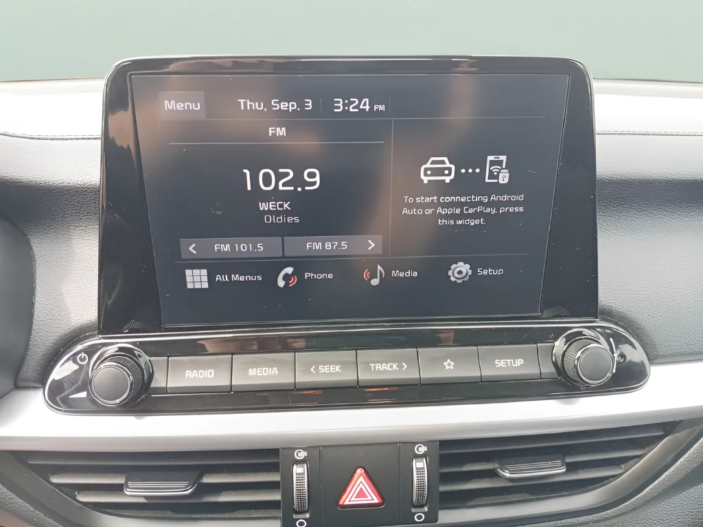 Used 2023 White Kia LXS image 19