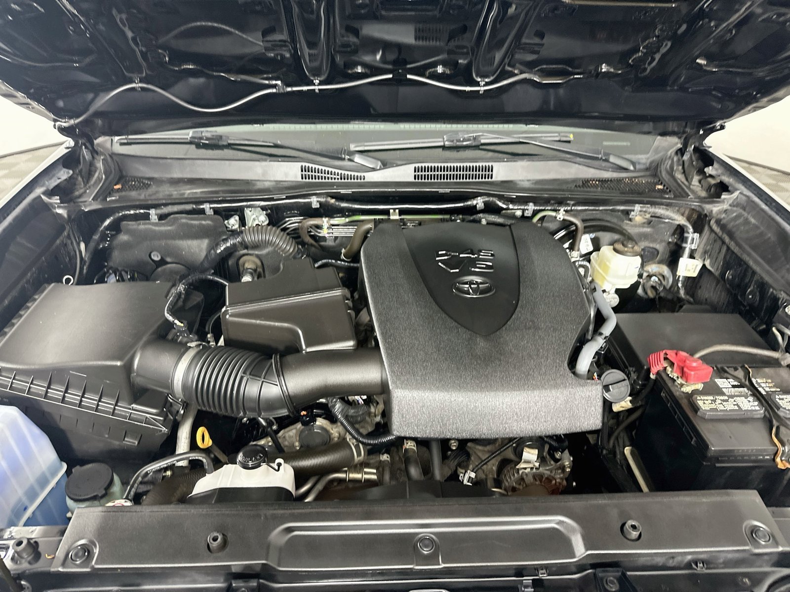 Used 2022 Midnight Black Metallic Toyota SR5 image 29