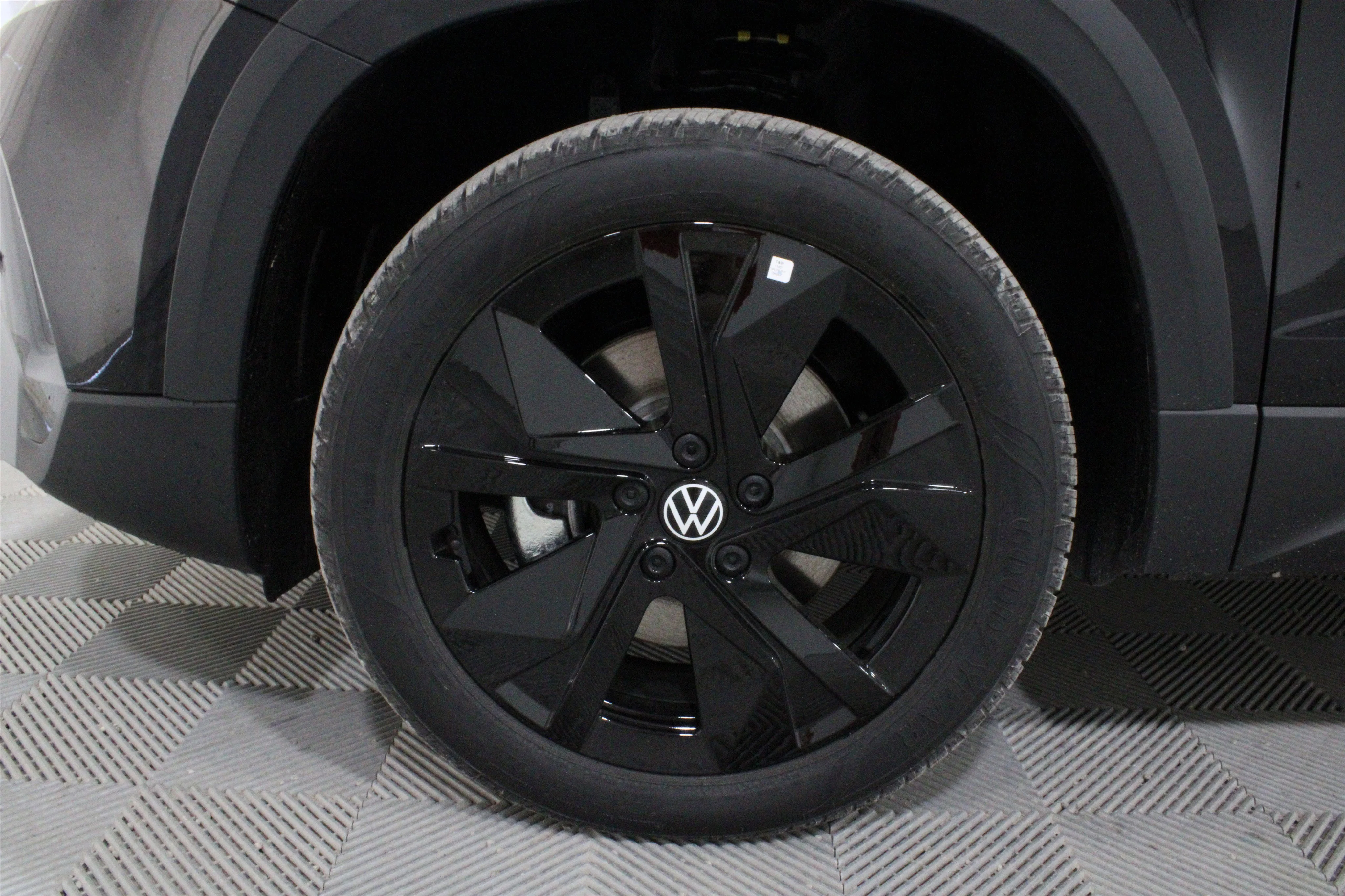 New 2026 Deep Black Pearl Volkswagen SE image 33