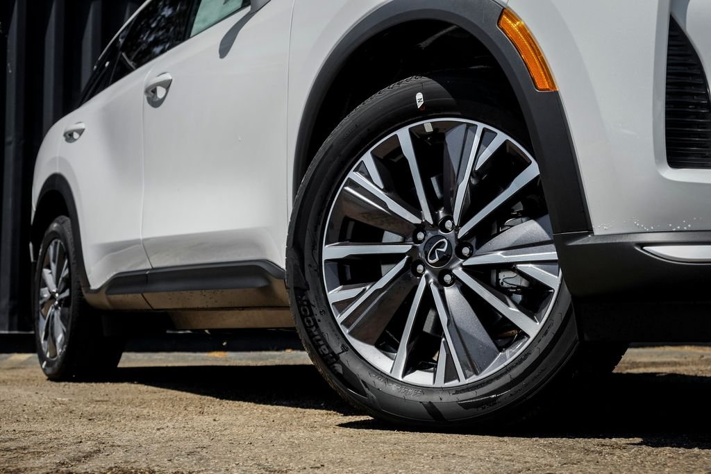 New 2027 Radiant White INFINITI LUXE image 7