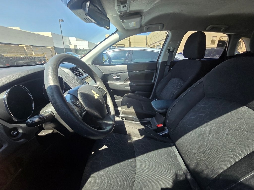 Used 2021 Labrador Black Metallic Mitsubishi LE image 19