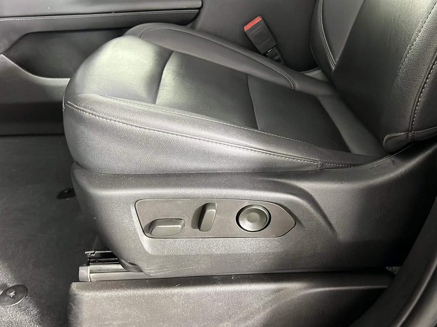 Used 2022 Black Chevrolet Z71 image 14