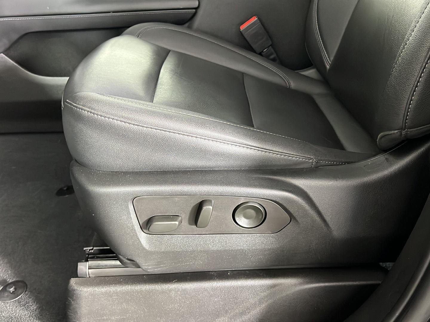 Used 2022 Black Chevrolet Z71 image 14
