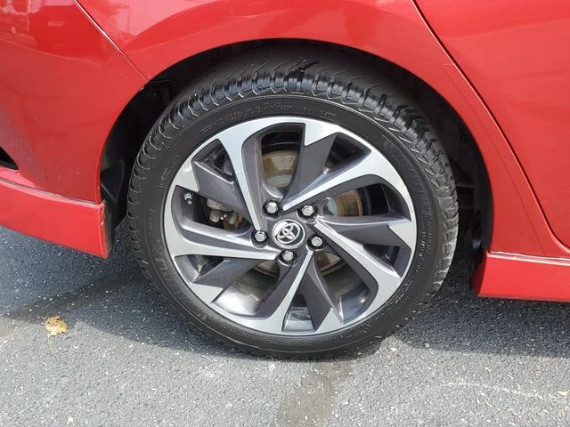 Used 2018 Red Toyota Base image 5