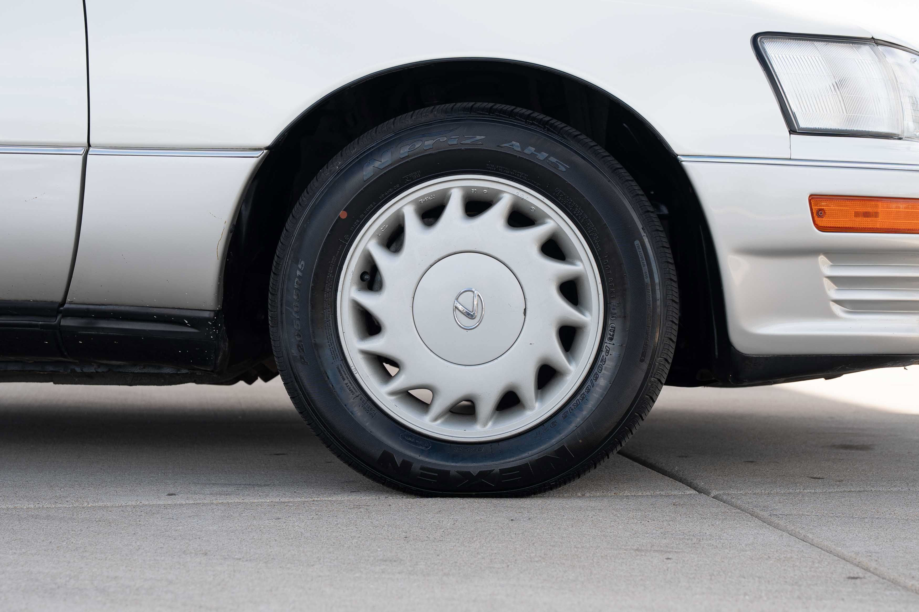 Used 1992 White Lexus 400 image 28
