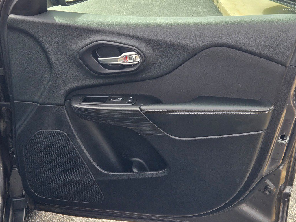 Used 2014 Crystal Metallic Jeep Latitude image 4