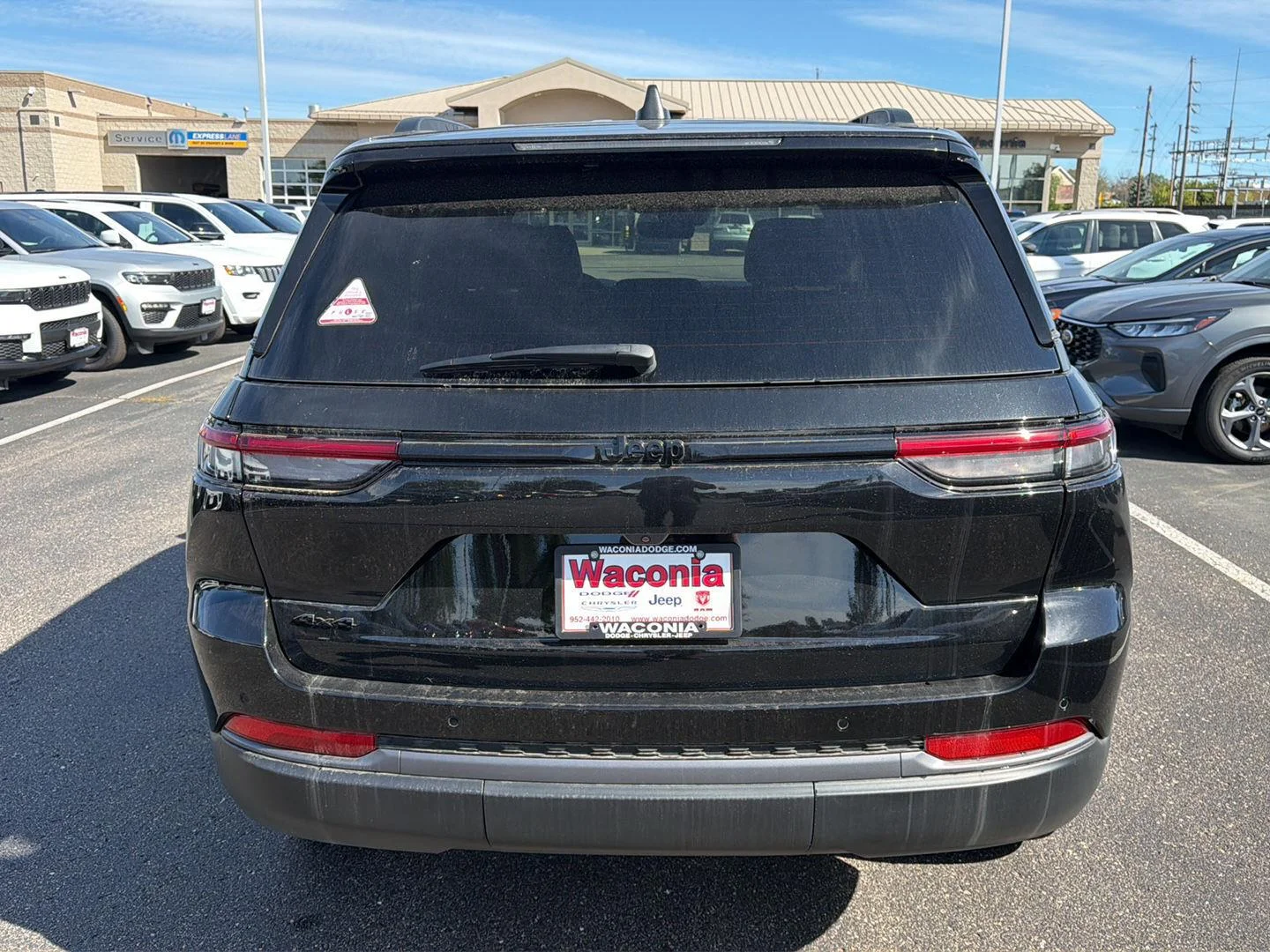 New 2026 Diamond Black Crystal Pearl-Coat Exterior Paint Jeep Laredo Altitude image 6