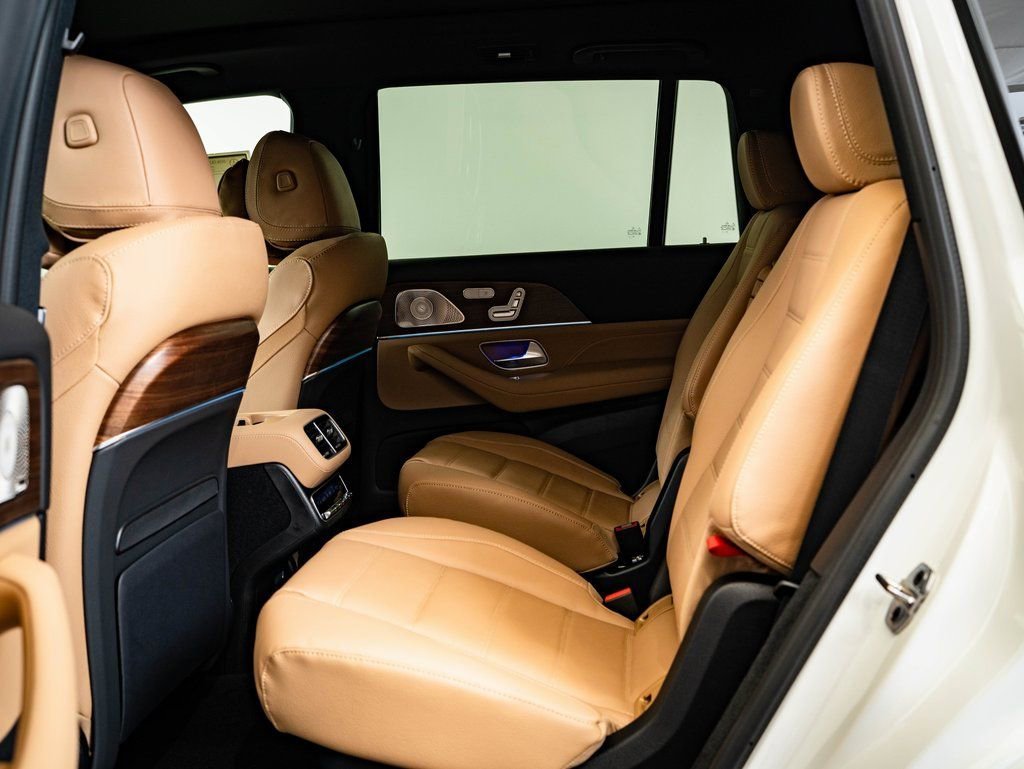New 2026 MANUFAKTUR Moonlight White Metallic Mercedes-Benz GLS 450 image 37