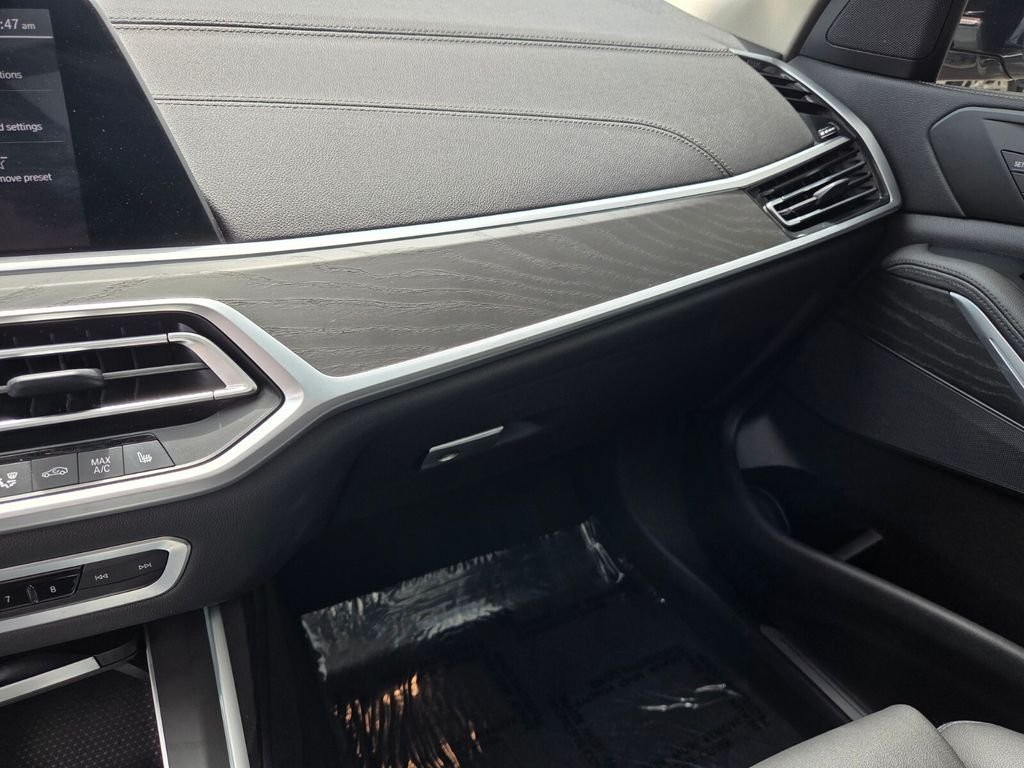 Used 2021 White BMW xDrive40i image 30