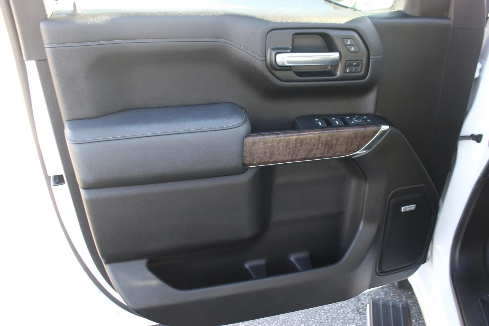 Used 2021 WHITE FROST TRICOAT GMC Denali image 12
