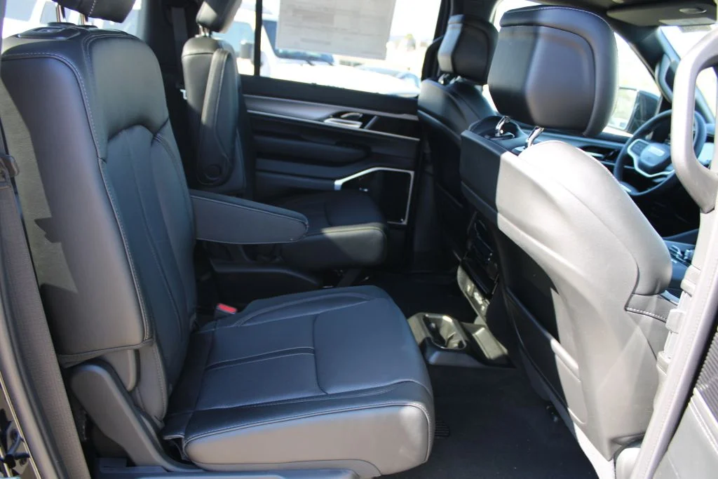 New 2026 High Gloss Black Exterior Paint Jeep Limited Reserve image 13
