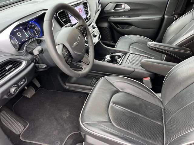 Used 2025 White Chrysler Limited image 25