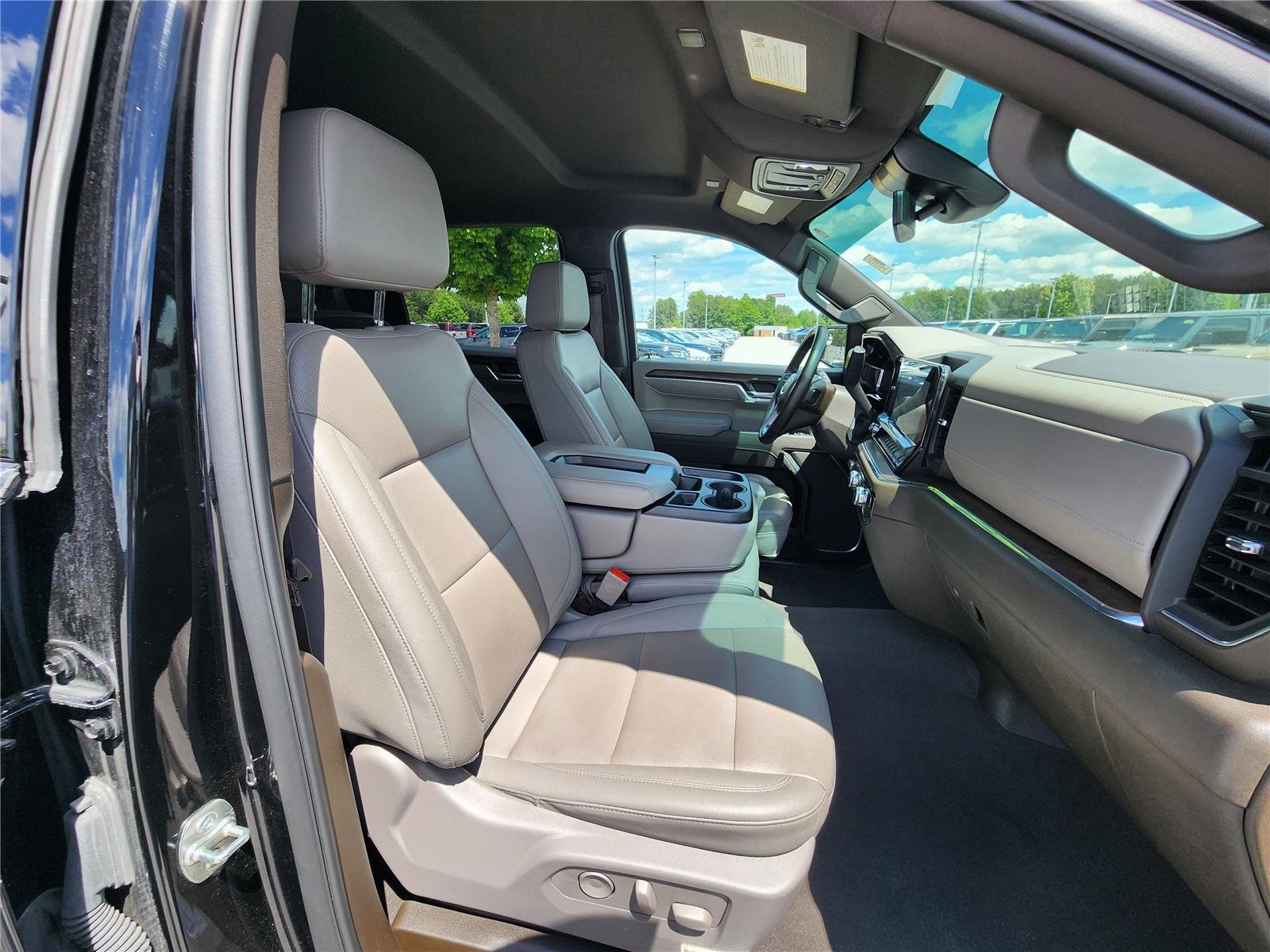 Used 2025 Onyx Black GMC SLT image 7