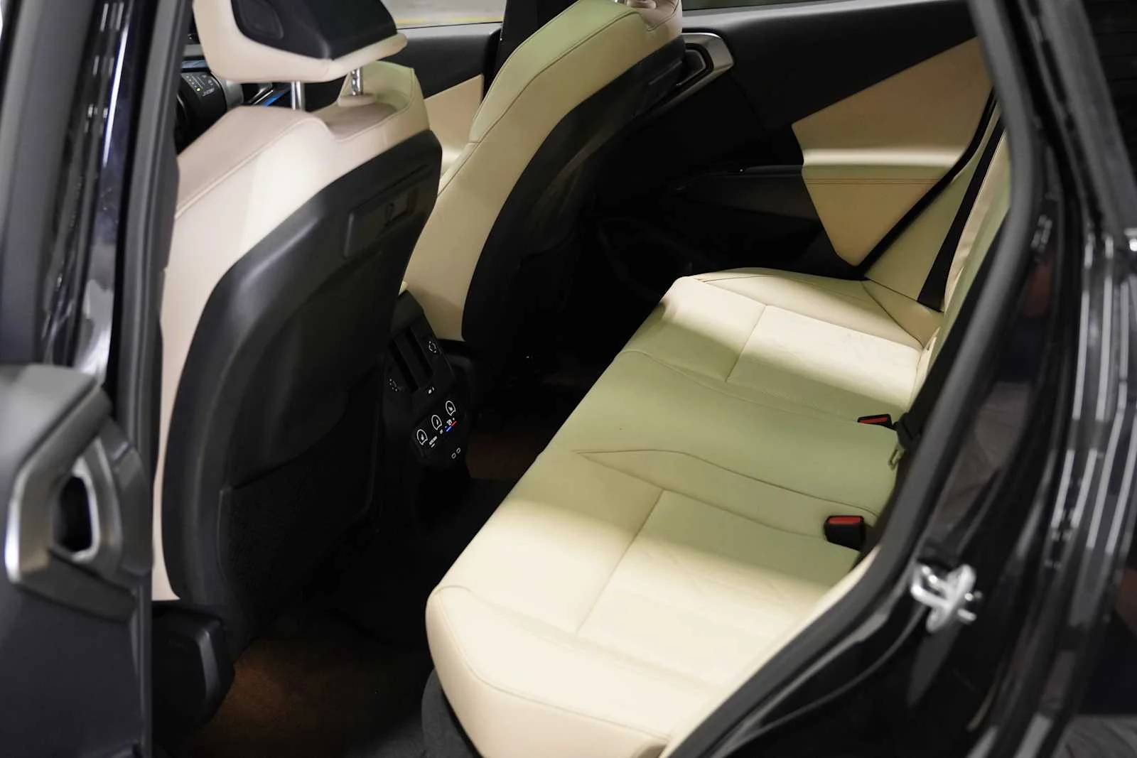 Used 2026 Black Sapphire Metallic BMW M50 xDrive image 24