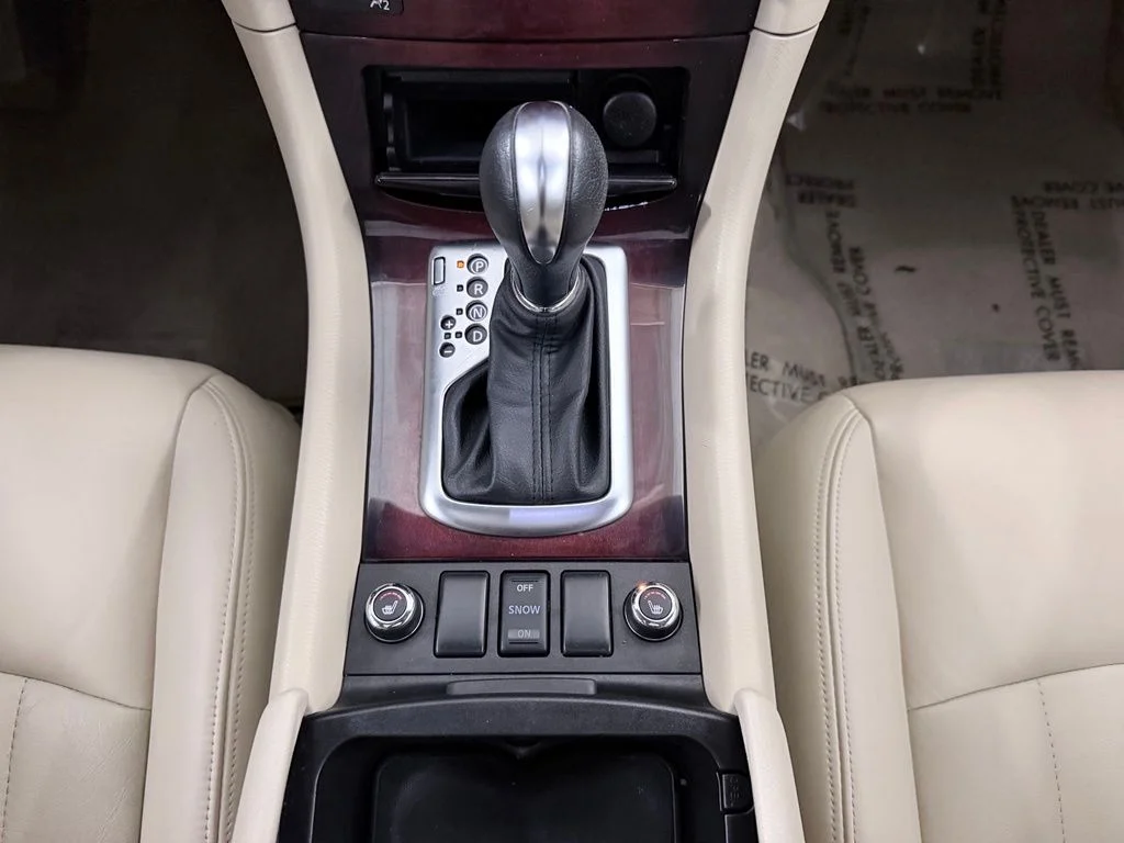 Used 2017 White INFINITI Base image 28