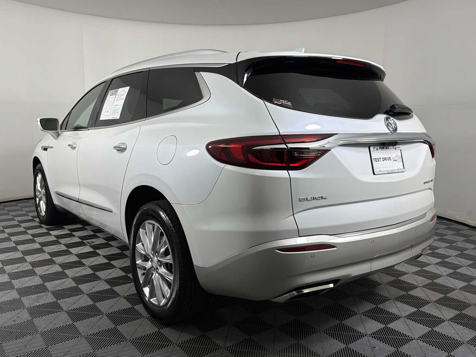 Used 2018 Includes Satin Nickel lower exterior accent color. Buick Premium image 4