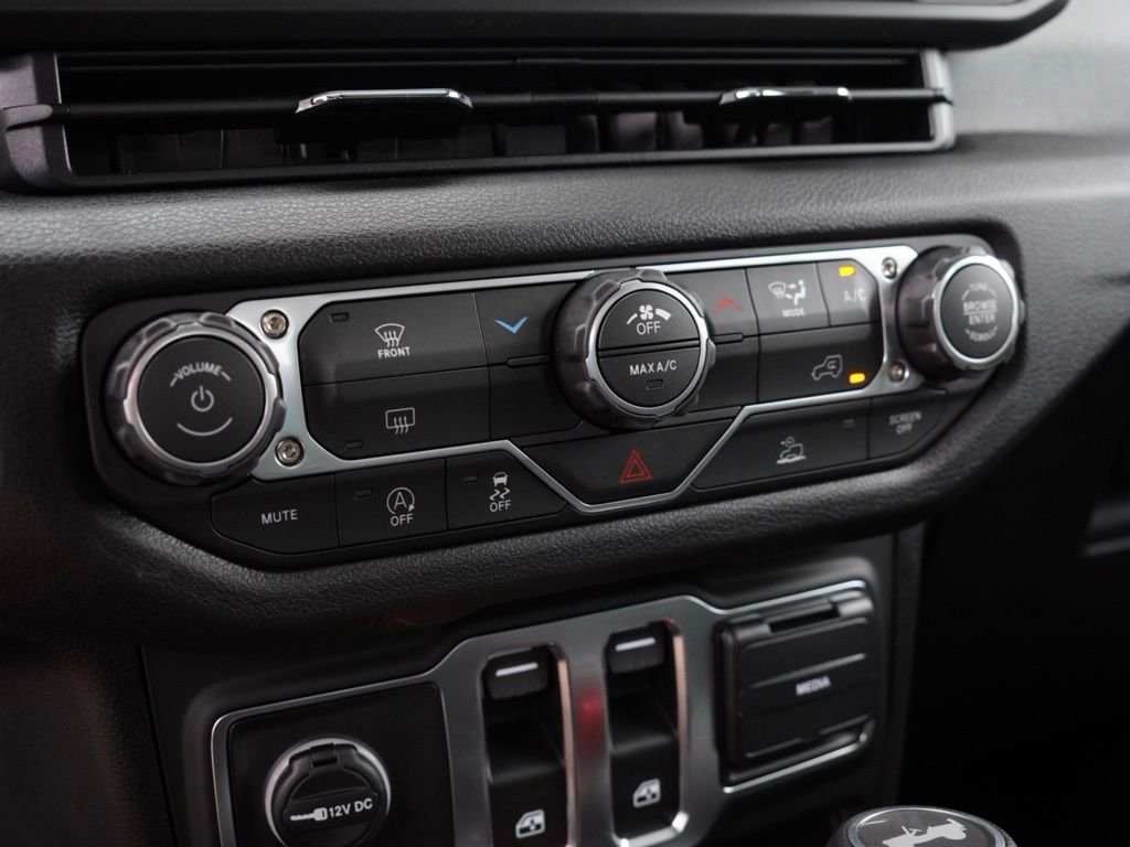 New 2026 Bright White Clear-Coat Exterior Paint Jeep Sport image 13