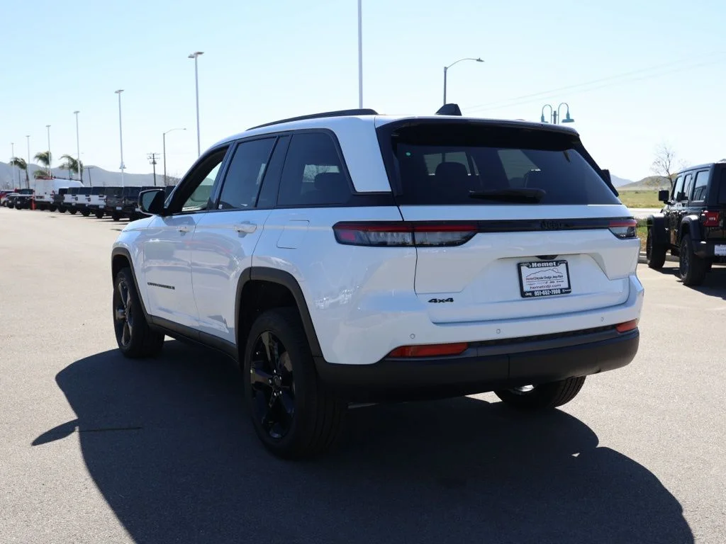 New 2026 Bright White Clear-Coat Exterior Paint Jeep Limited image 5