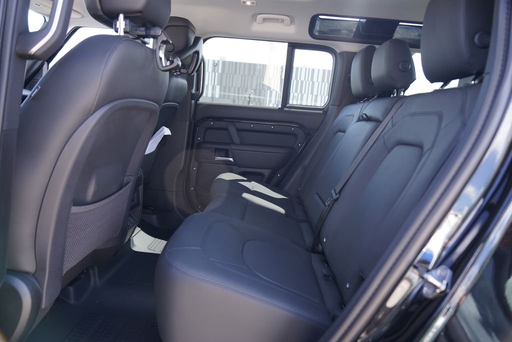 Used 2026 Black Land Rover X-Dynamic SE image 28