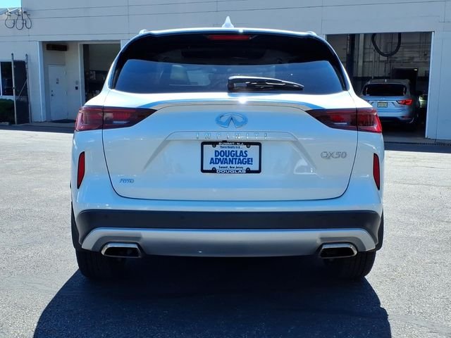 Used 2025 White INFINITI LUXE image 7