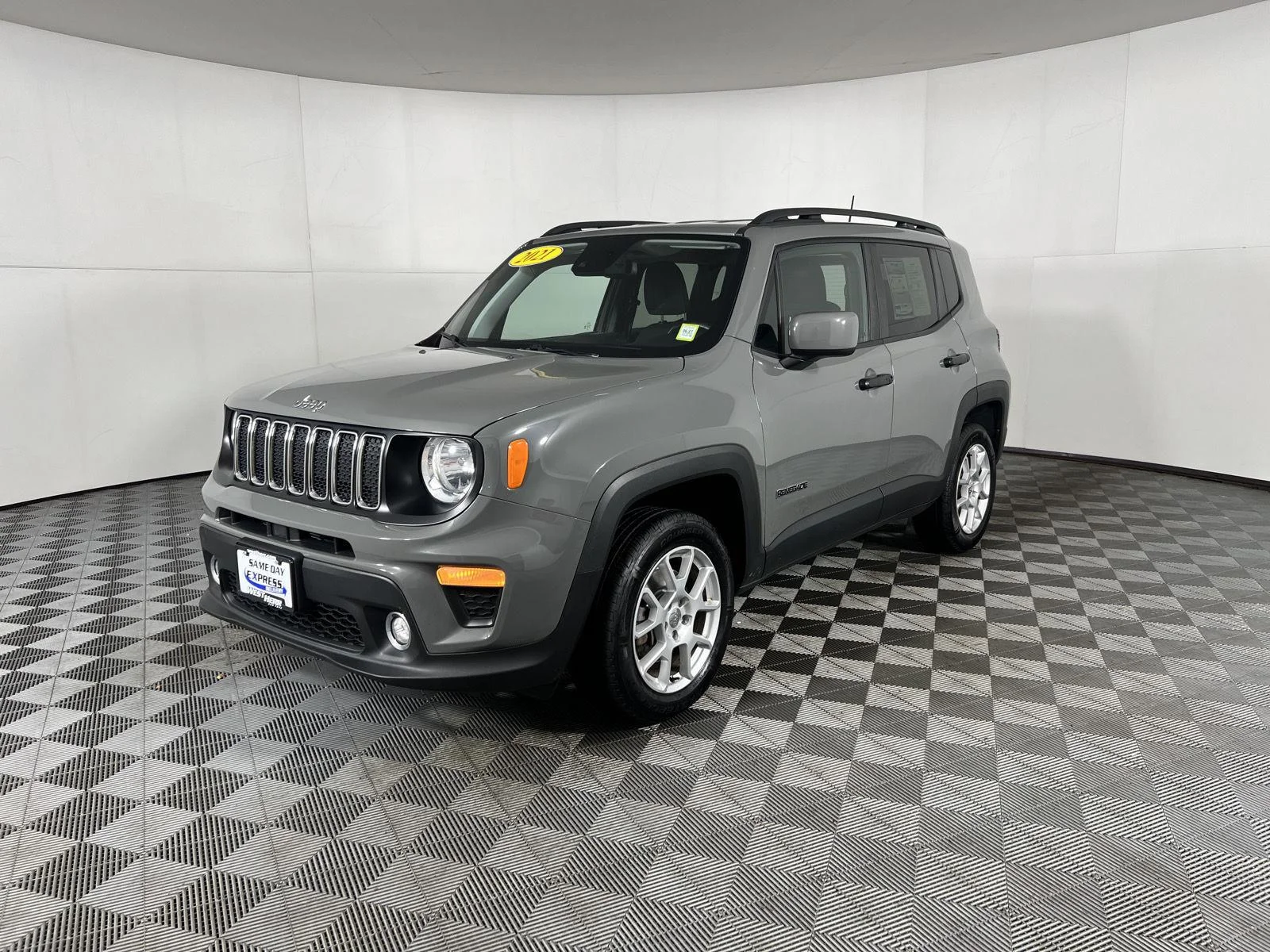 Used 2021  Jeep Latitude image 19