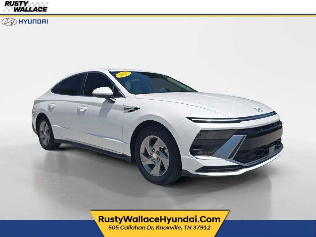 Used 2025 Serenity White Hyundai SE image 1