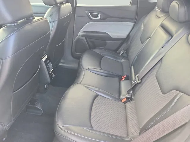Used 2024 Silver Jeep Latitude image 11