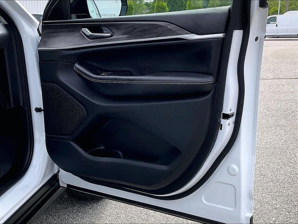 Used 2023 White/off-white Jeep Limited image 12