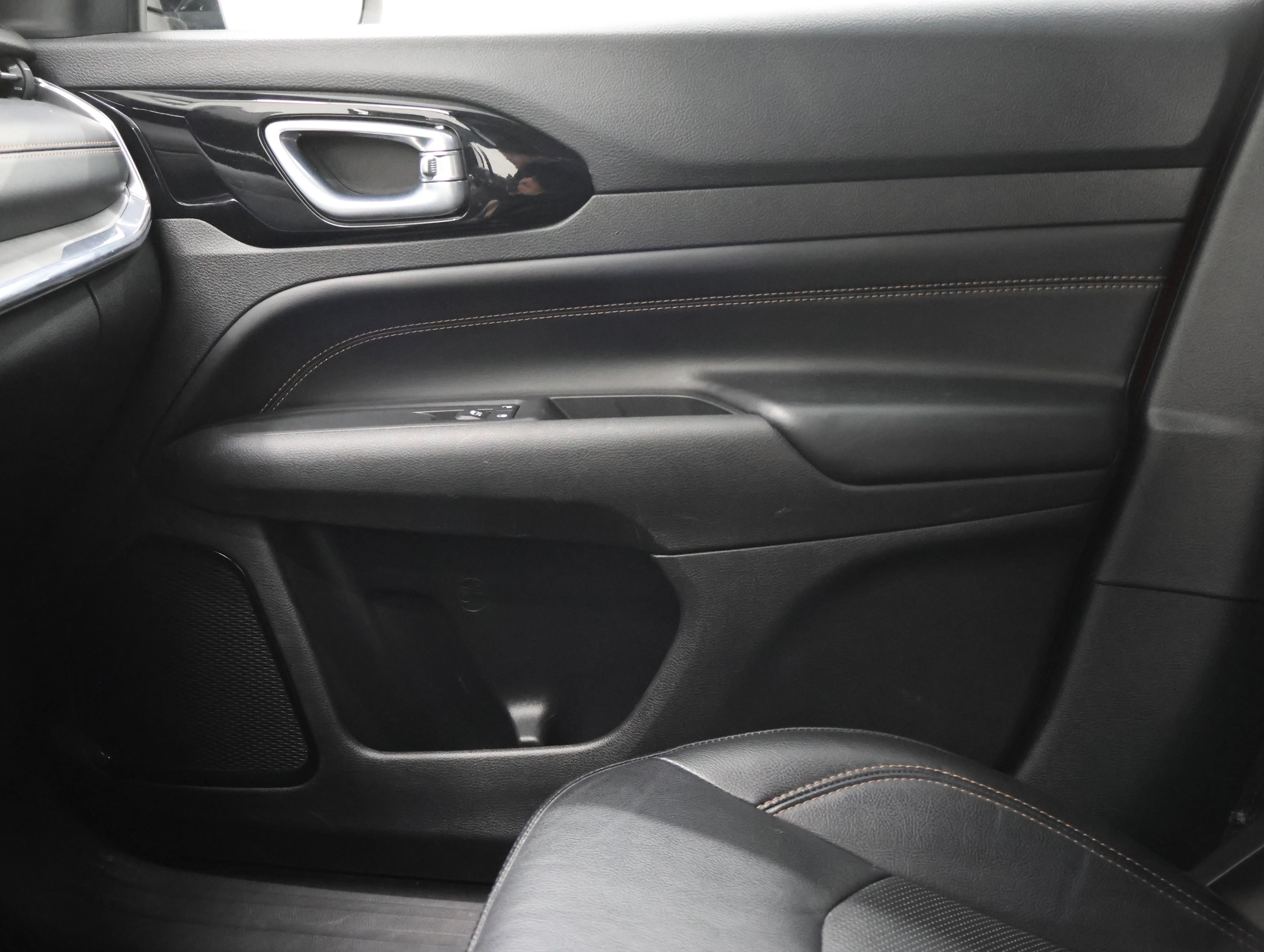 Used 2022 Redline Pearlcoat Jeep Limited image 13