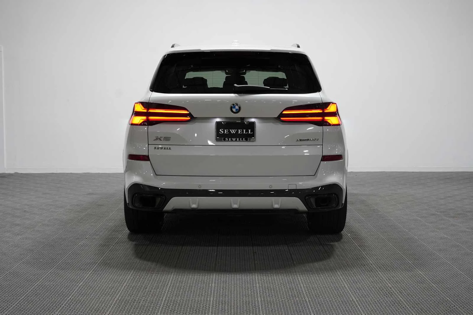 Certified Used 2024 Mineral White Metallic BMW xDrive40i image 5