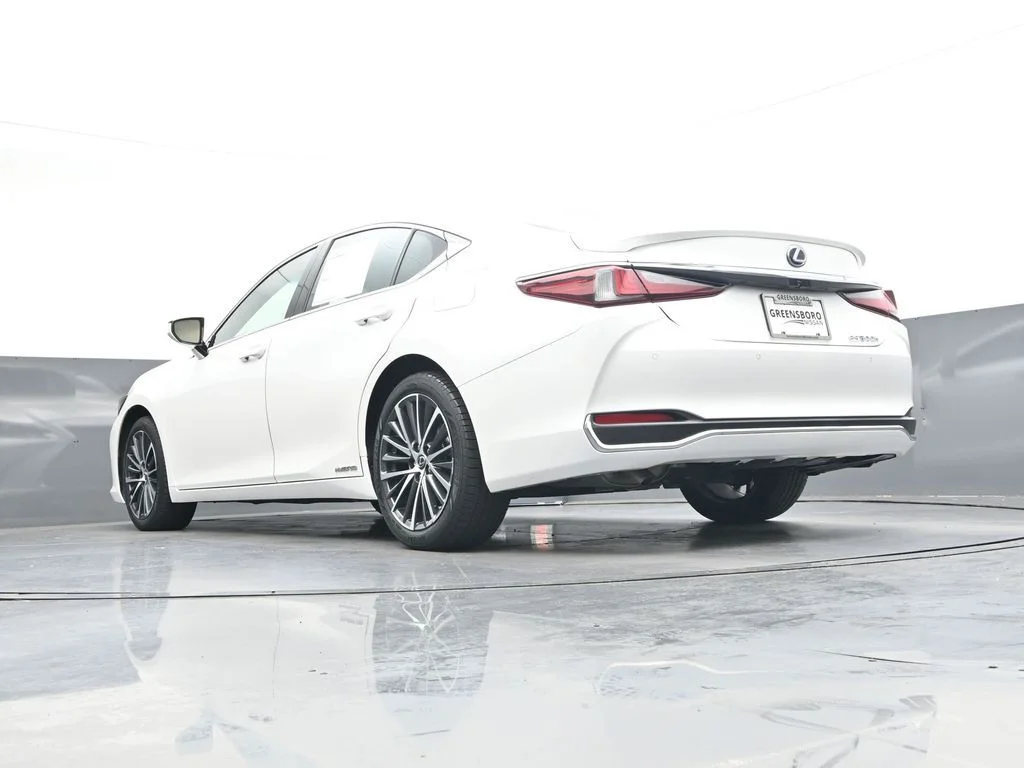 Used 2022 White Lexus 300h image 39