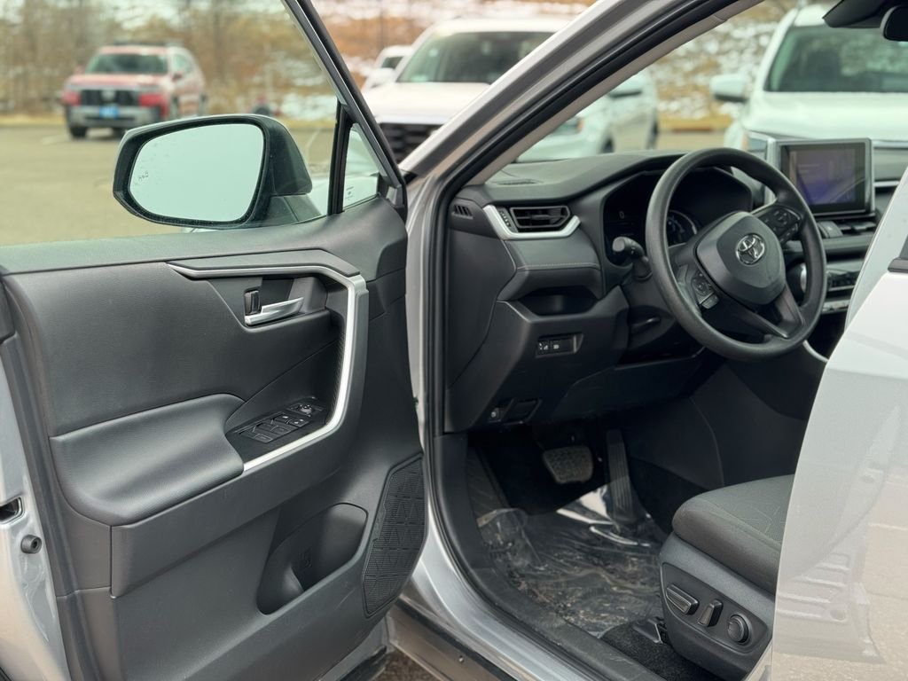 Used 2025 Silver Sky Metallic Toyota XLE image 4