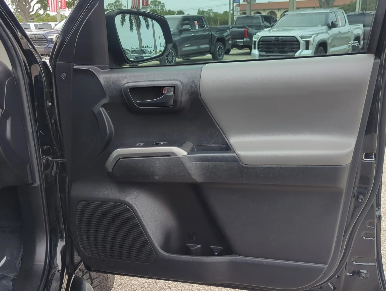 Used 2022 Midnight Black Metallic Toyota SR5 image 26