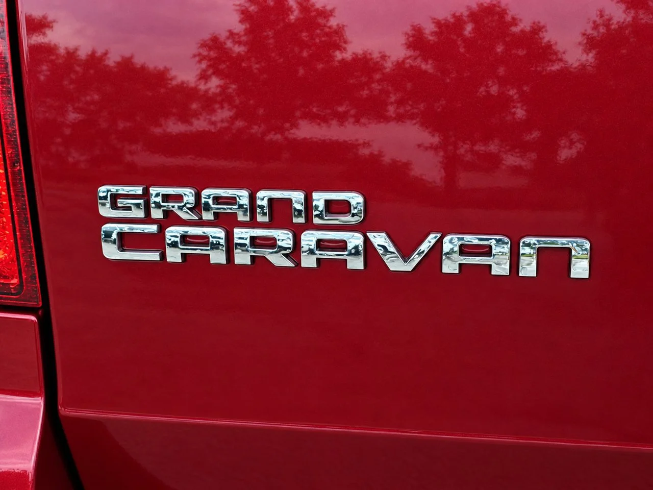 Used 2019 Octane Red Pearlcoat Dodge SE image 6