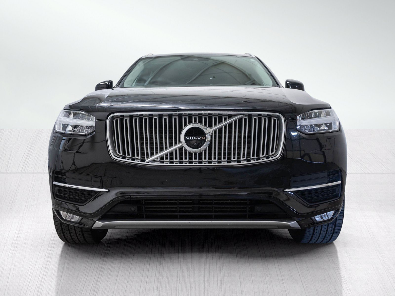 Used 2018 Onyx Black Metallic Volvo Inscription image 2