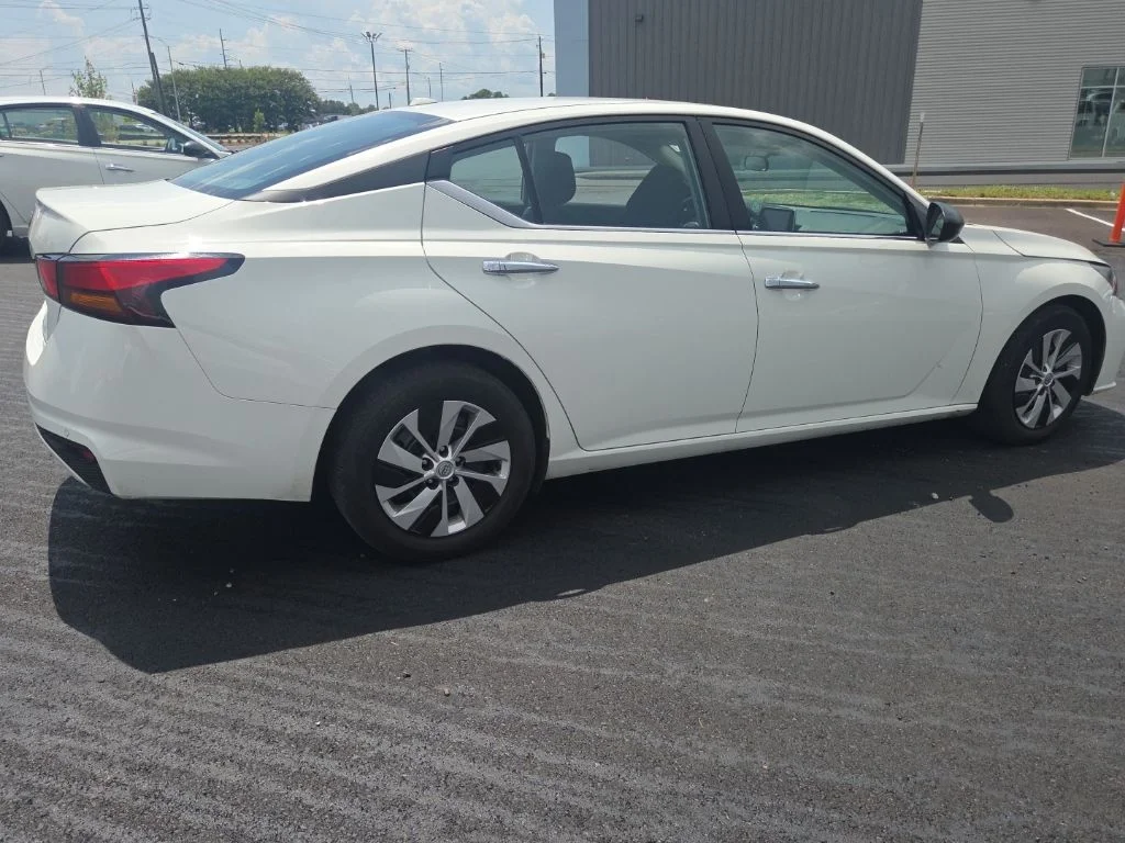 Used 2025 White Nissan 2.5 S image 12