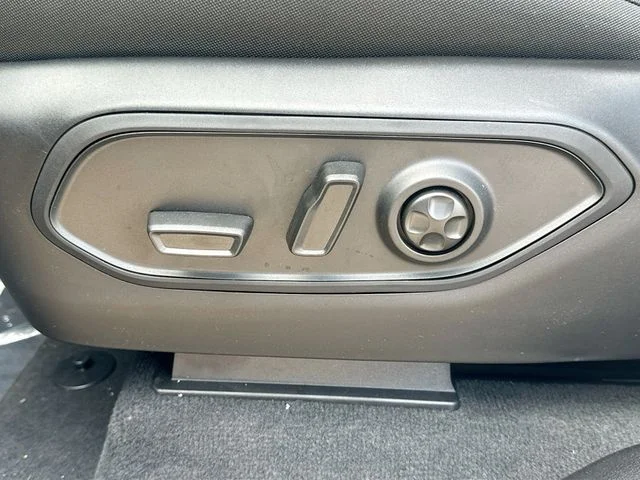 New 2026 Bright White Clear-Coat Exterior Paint Jeep Laredo image 19