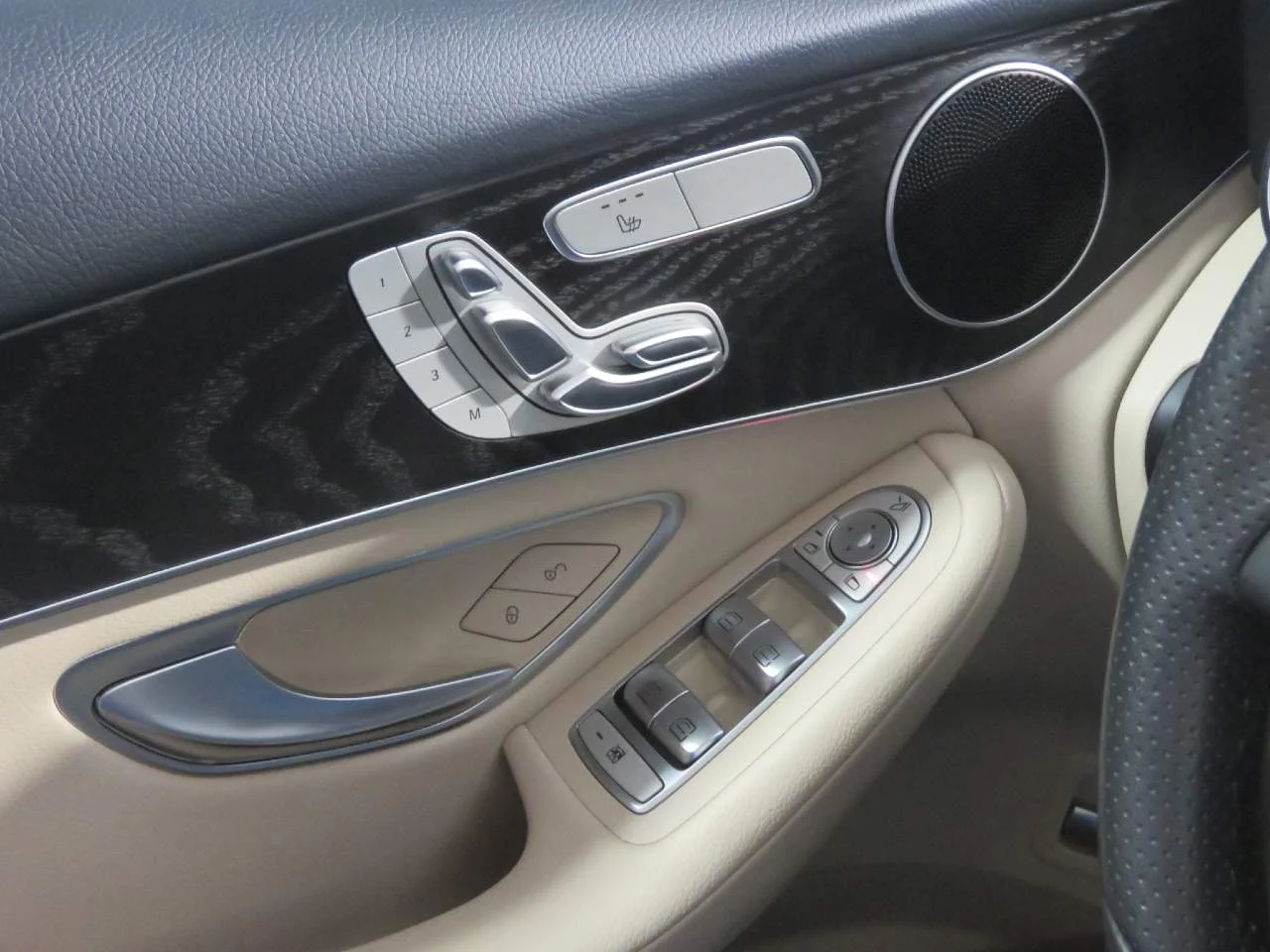 Used 2018 Lunar Blue Metallic Mercedes-Benz GLC 300 image 17