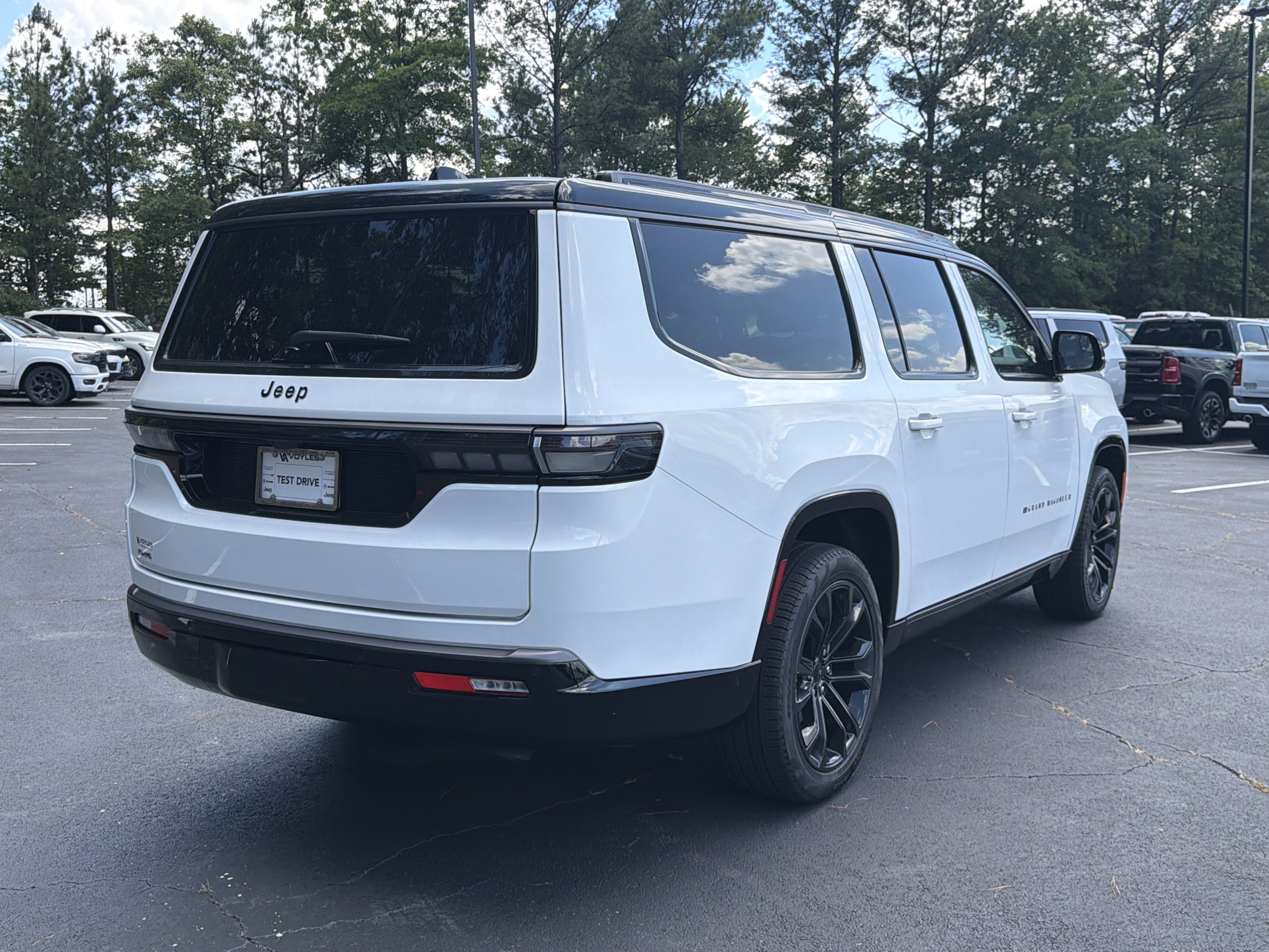 New 2026 Bright White Clear-Coat Exterior Paint Jeep Summit Obsidian image 8