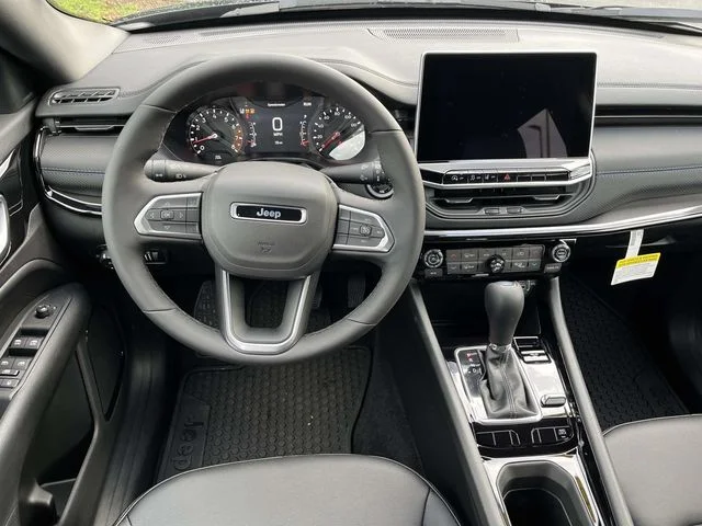 New 2026 Diamond Black Crystal Pearlcoat Jeep Latitude image 9