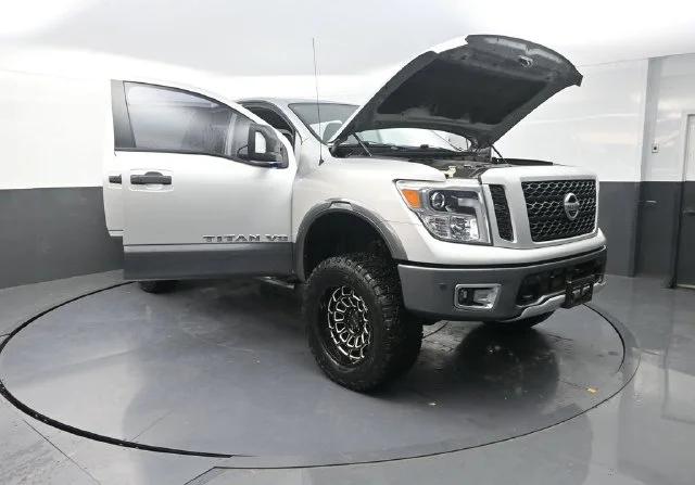 Used 2018 Silver Nissan PRO-4X image 39