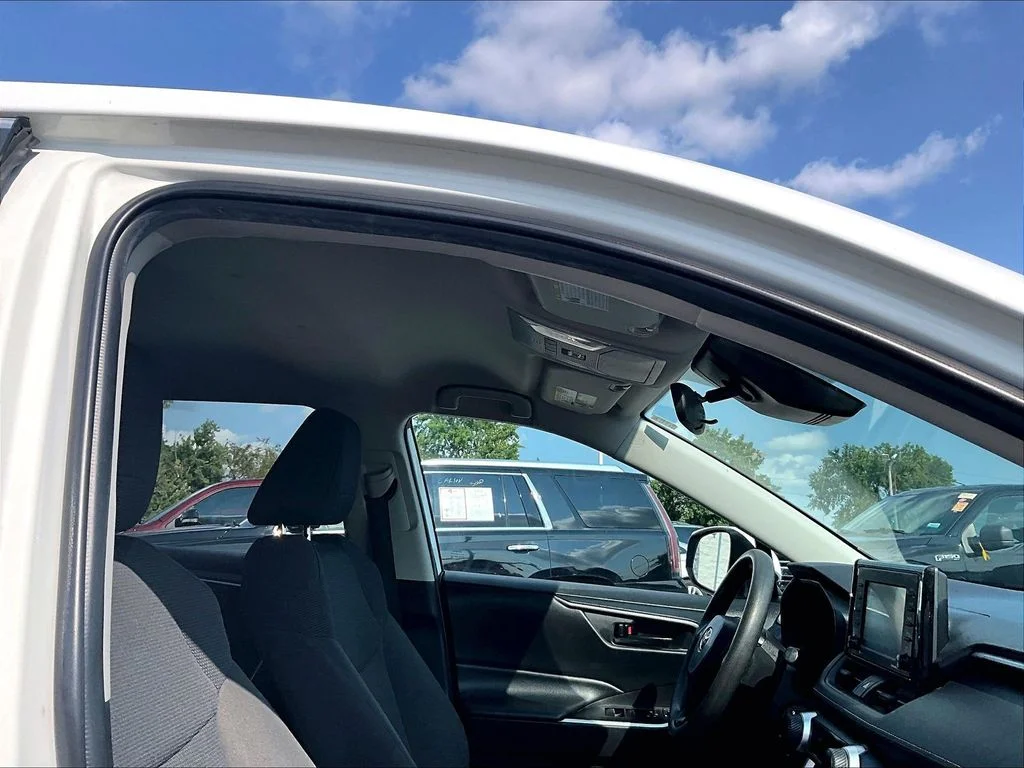 Used 2022 White Toyota LE image 23