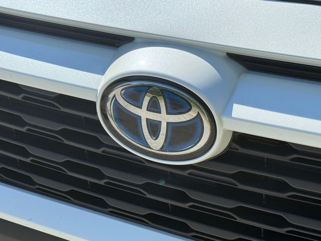 Used 2021 White Toyota XLE Premium image 5