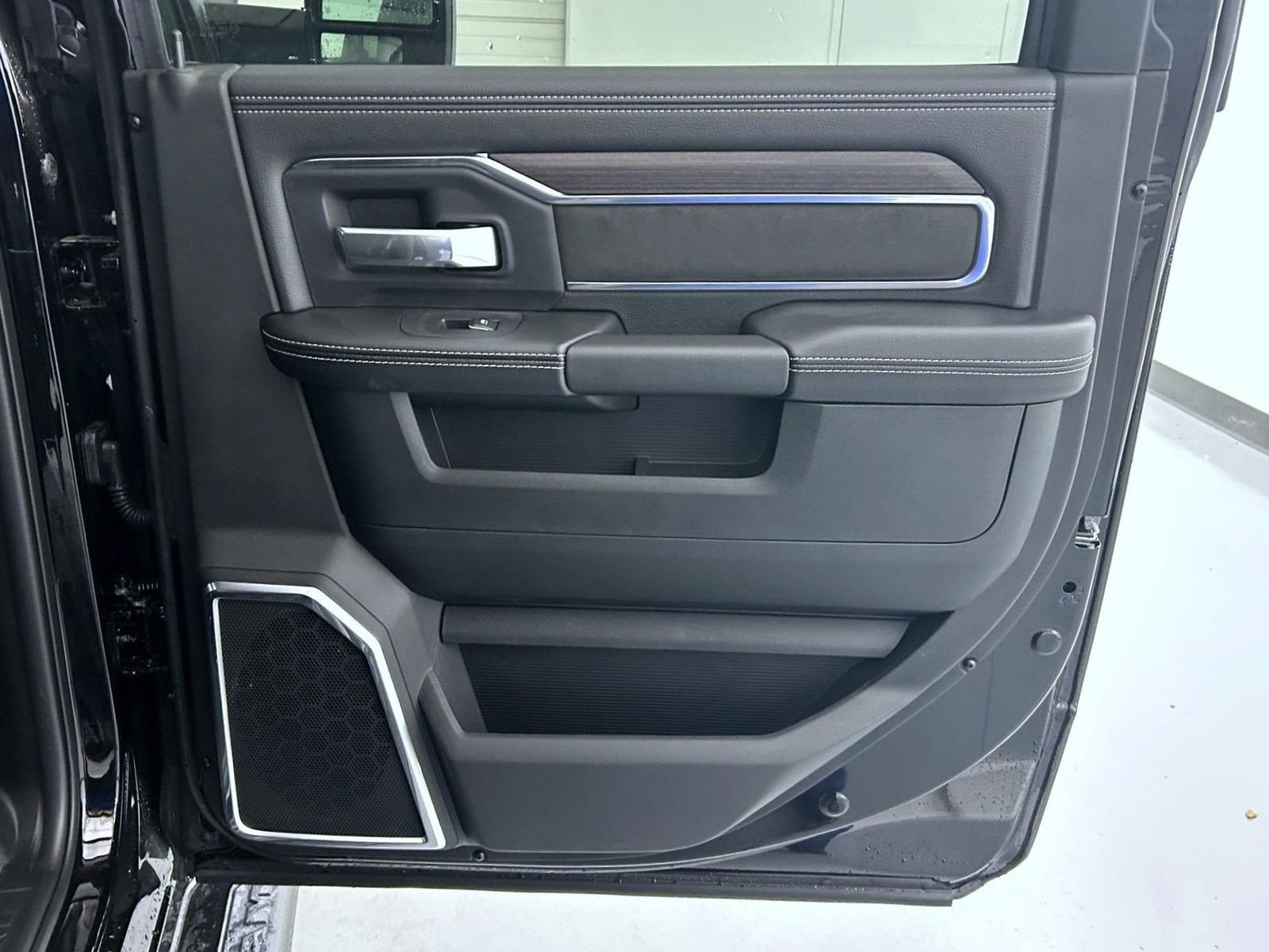 New 2026 Diamond Black Crystal Pearl-Coat Exterior Paint RAM Laramie image 17