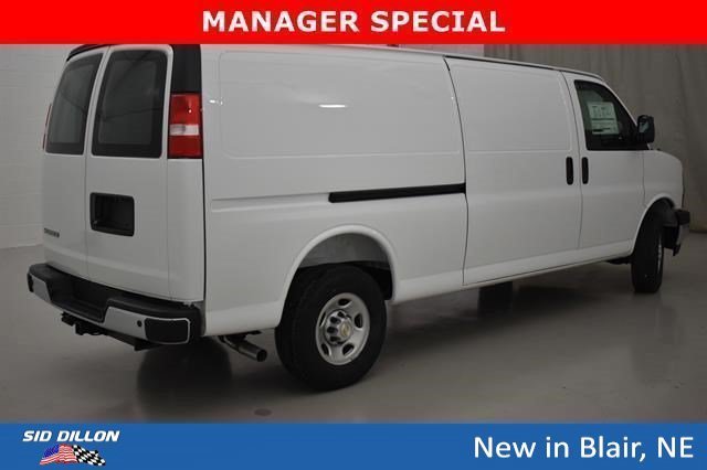New 2025 Summit White Chevrolet WT image 10