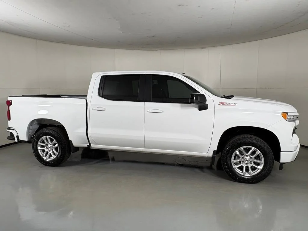 New 2026 Summit White Chevrolet RST image 11