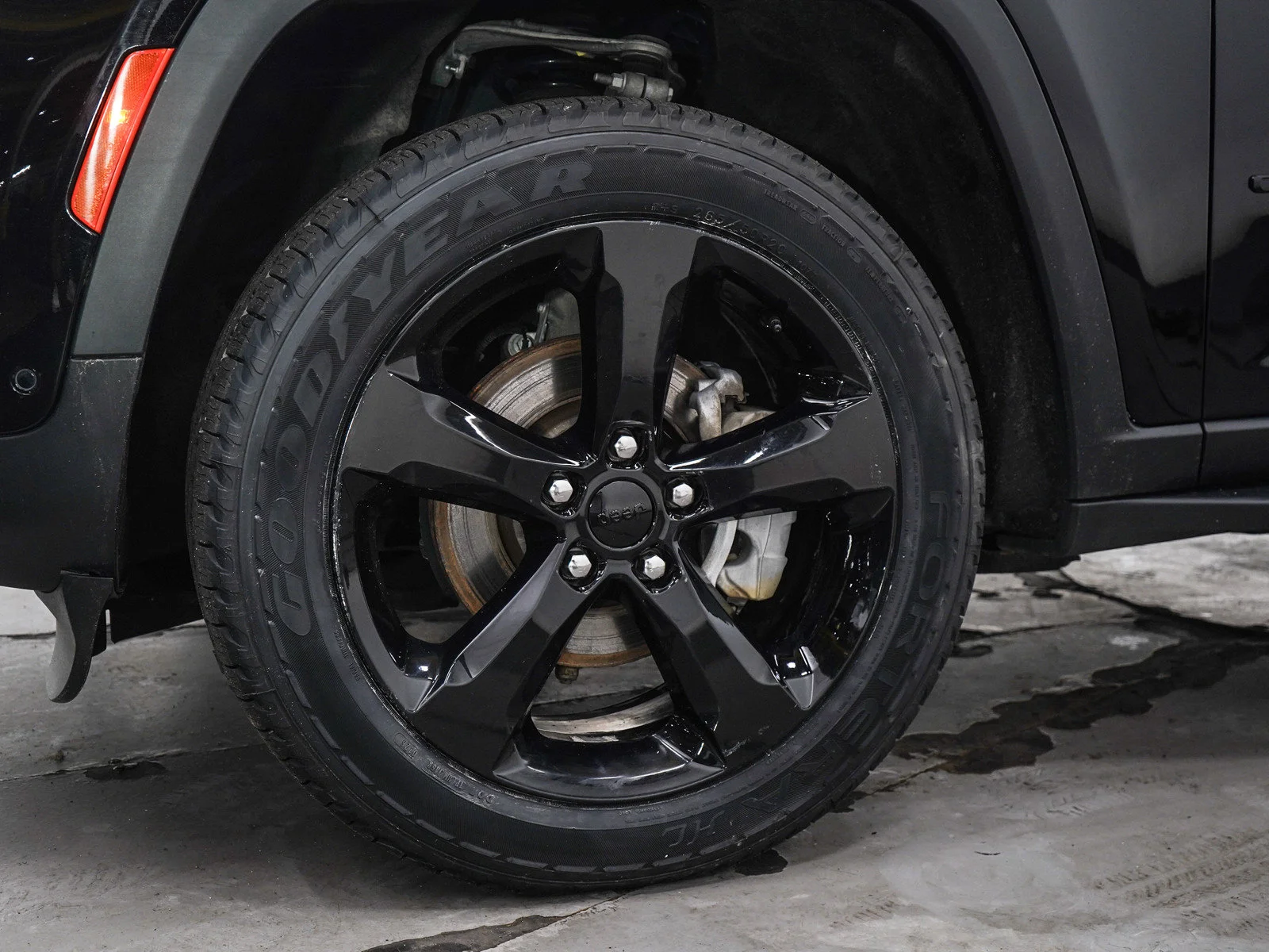 Used 2024 Diamond Black Crystal Pearlcoat Jeep Limited image 30