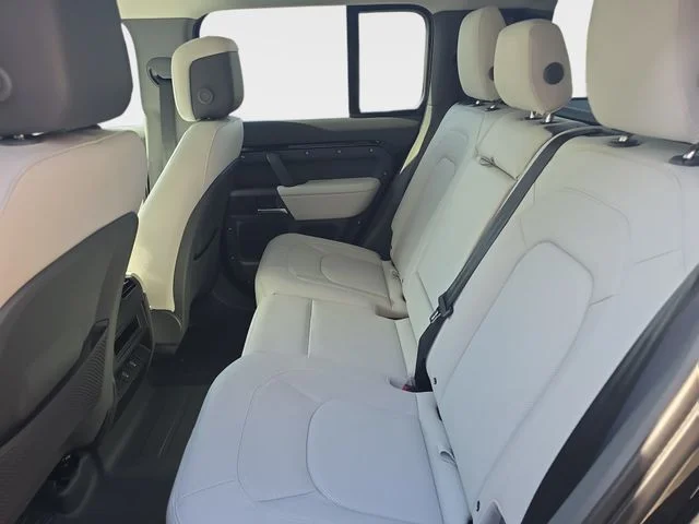 New 2026 Santorini Black Land Rover X-Dynamic SE image 11