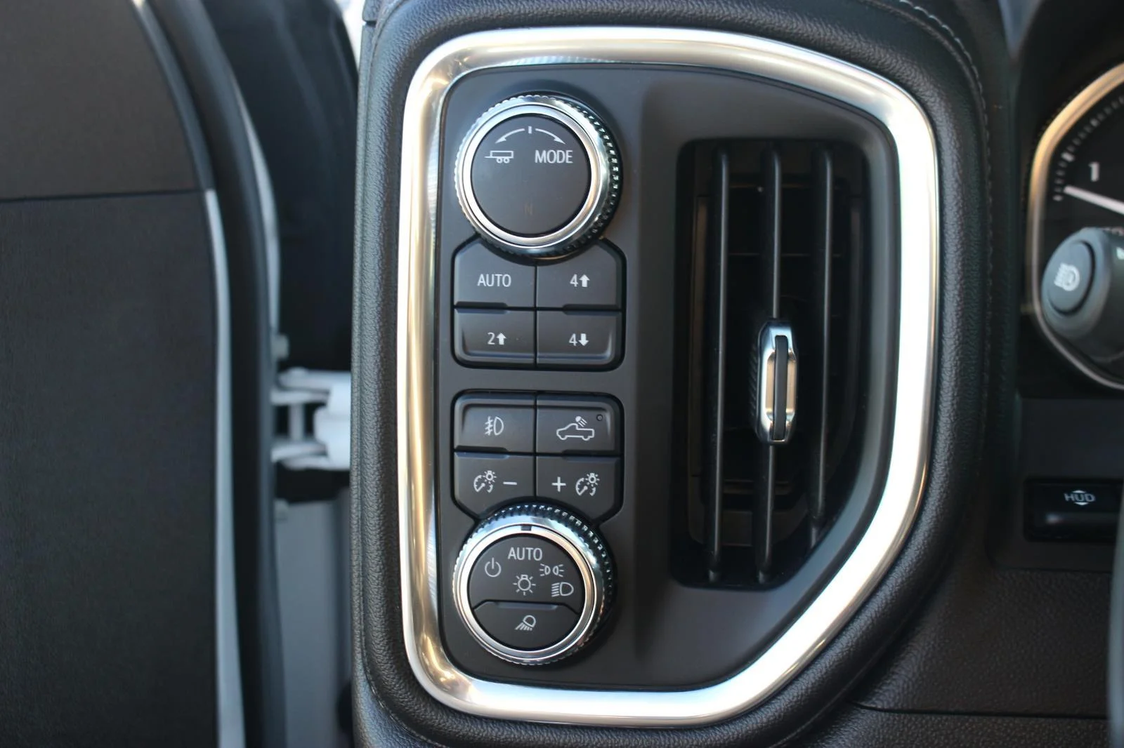 Used 2021 WHITE FROST TRICOAT GMC Denali image 32
